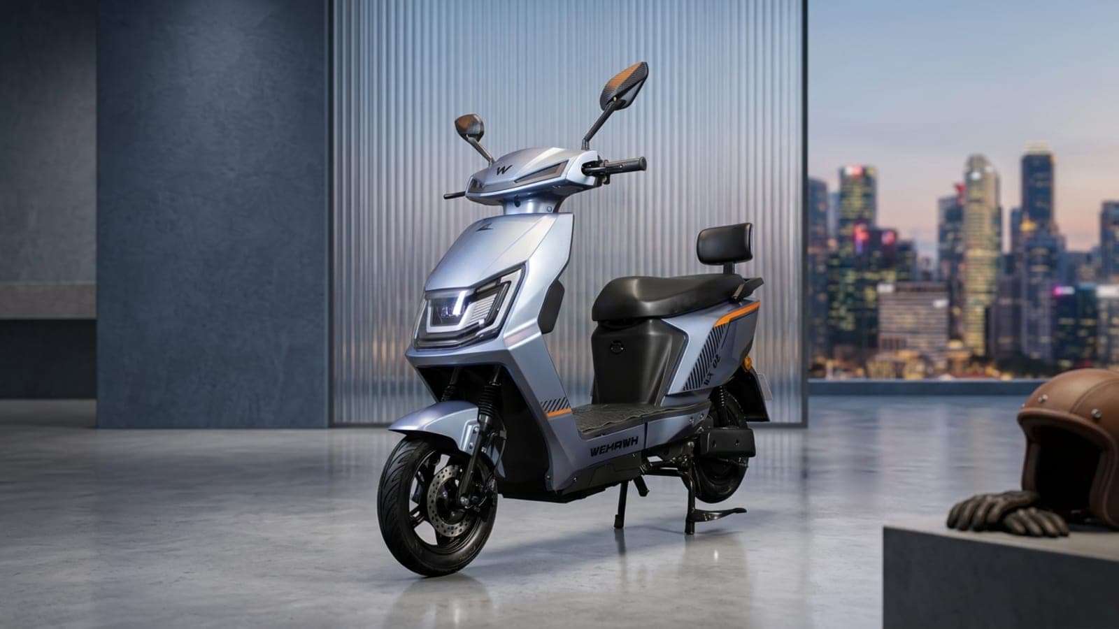 Scooter elétrica Wehawk TNX 1000W preta estacionada em ambiente urbano, destacando seu design moderno e iluminação LED.